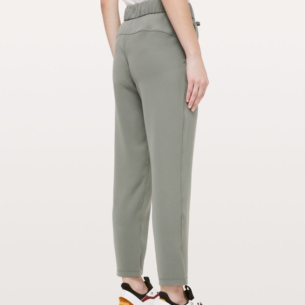 Lululemon on the fly pant in GRAY